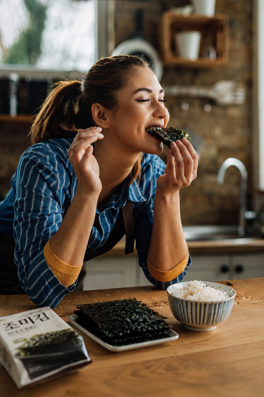Eating a sheet of roasted gim by hand